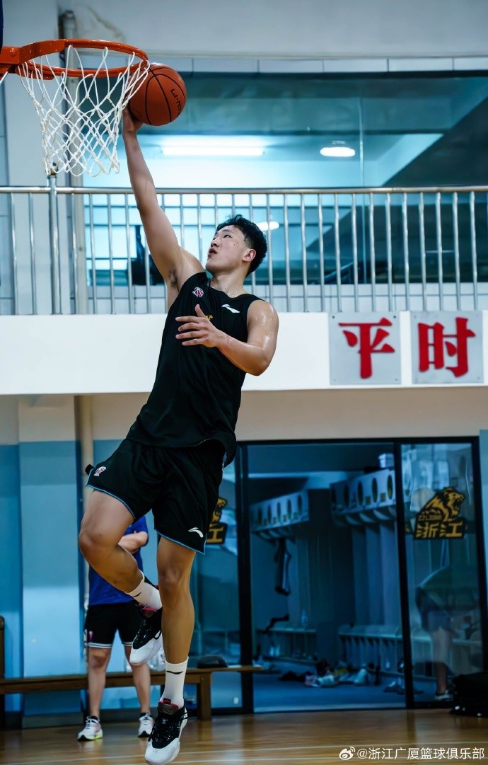 篮球运动员训练成果显著，备战全新赛季