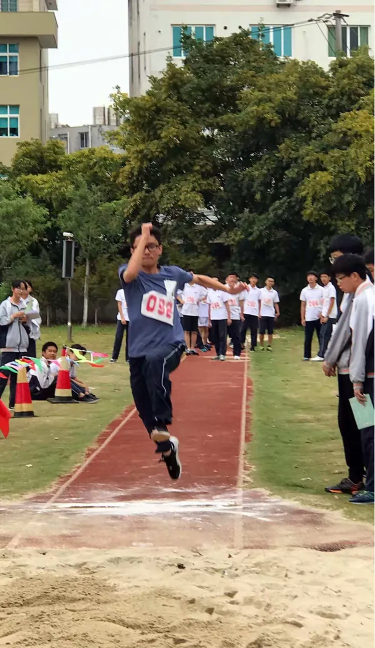 包含精彩瞬间回顾赛场风云，顶尖球队争夺胜利的词条