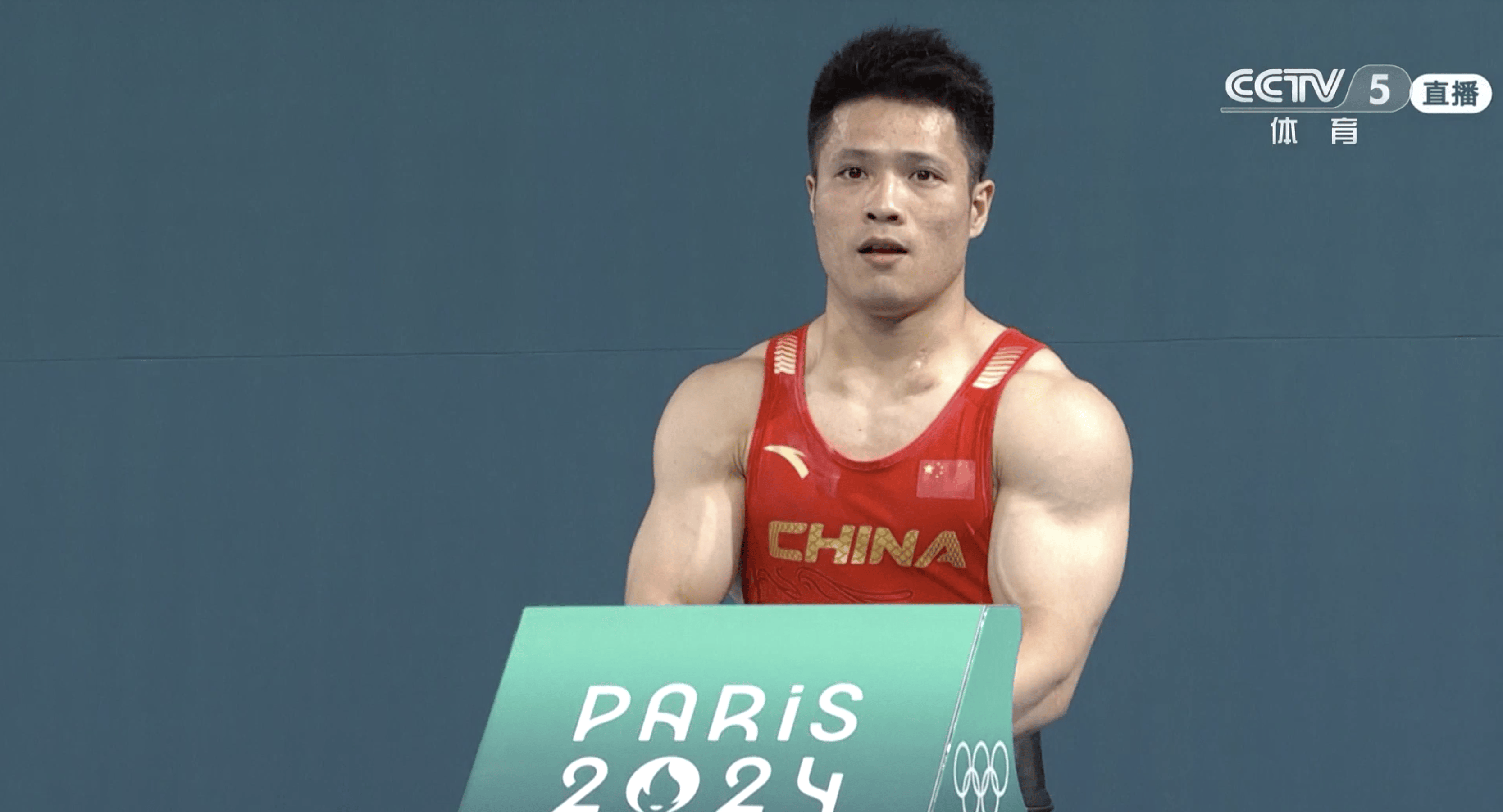 巴西选手在举重比赛中勇夺金牌