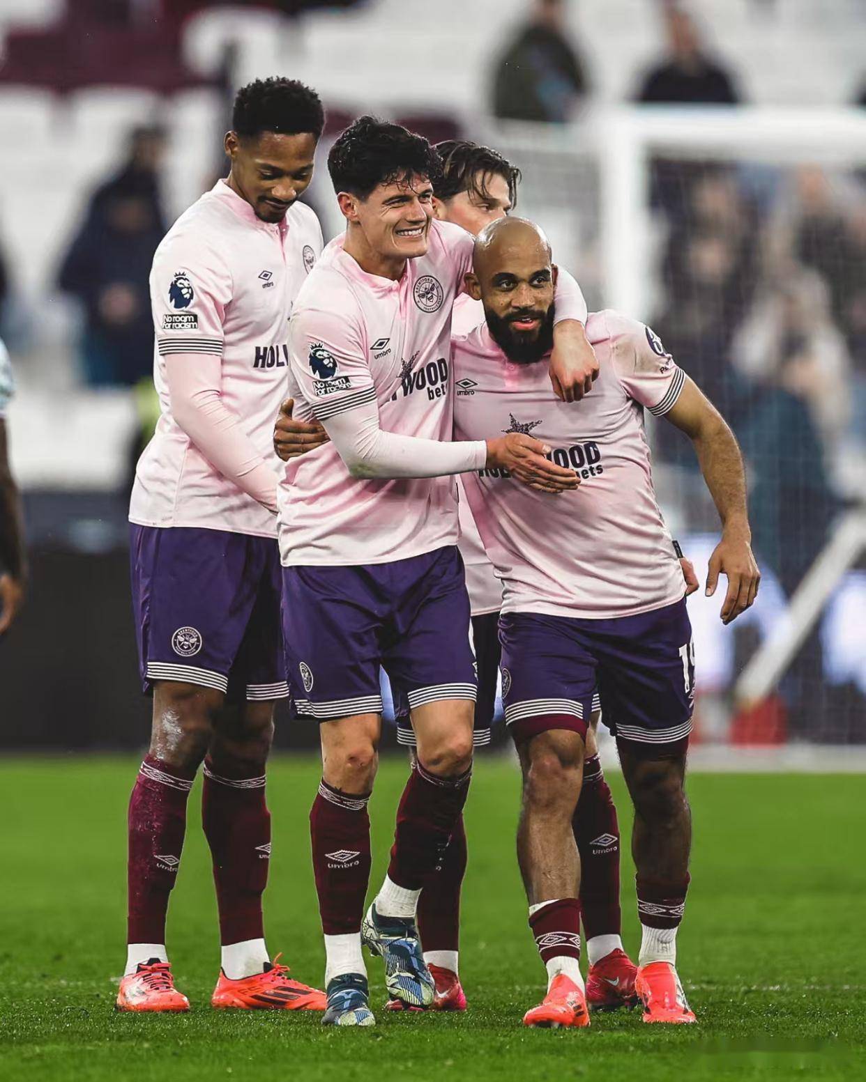 包含莱斯特城大比分取胜，盼望欧冠资格的词条