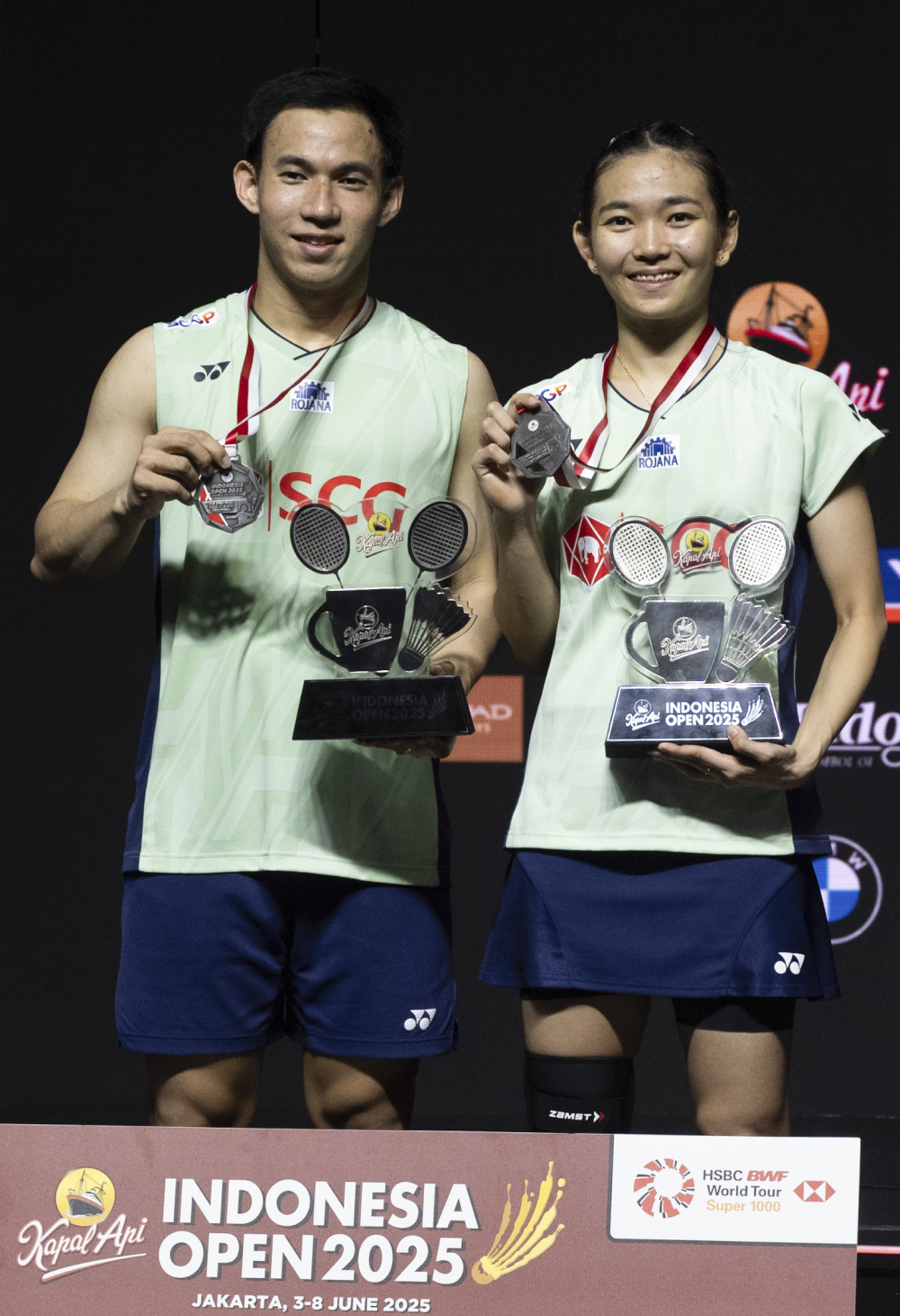 羽毛球混双对决惊险，夺冠选手庆祝胜利