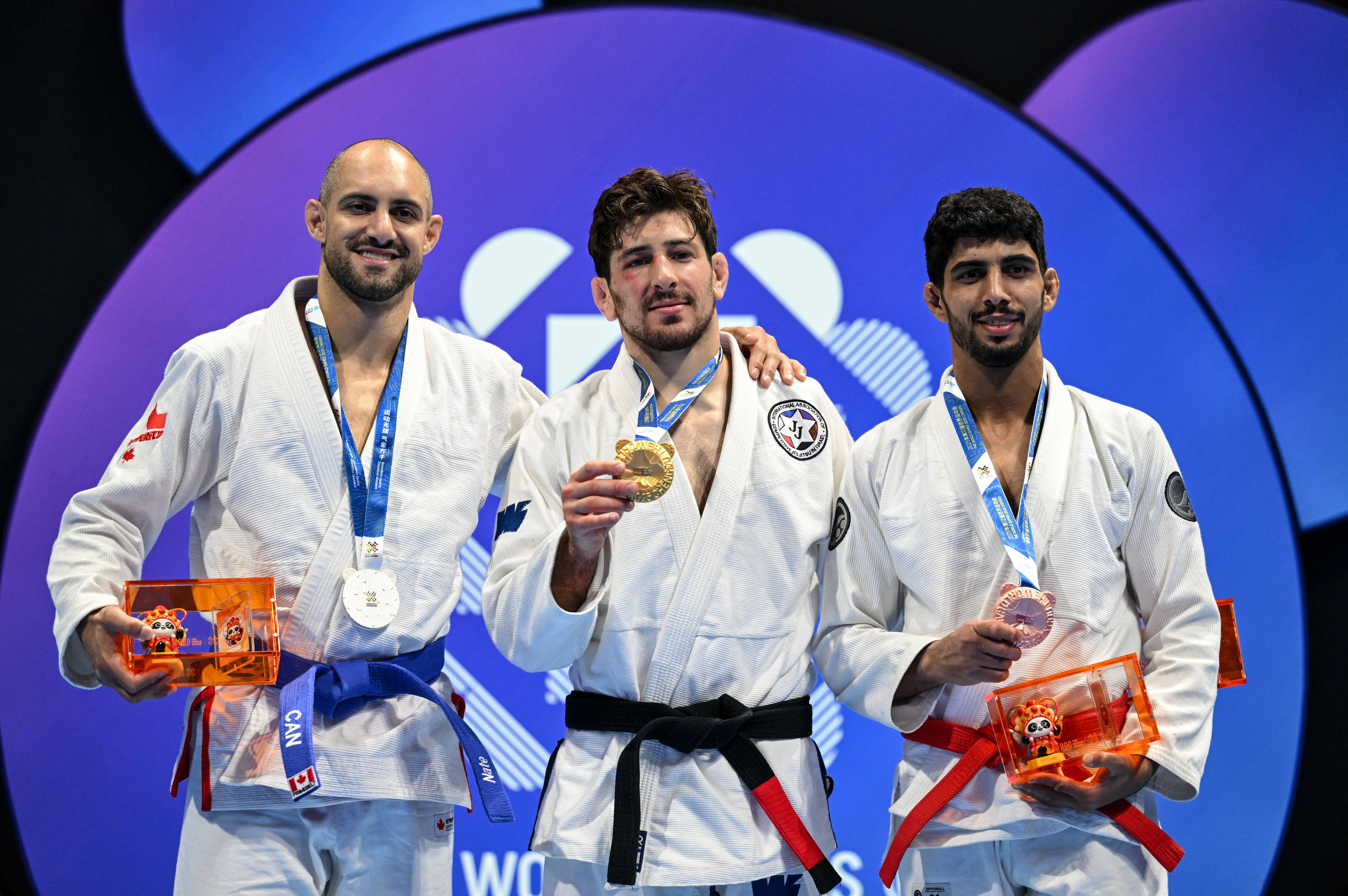 包含参赛选手技压群雄，金牌在望的词条