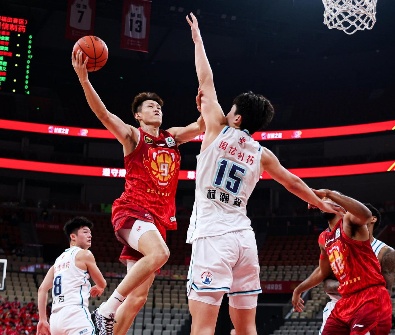 包含篮球联赛冠军战打响，各队争夺激烈！的词条