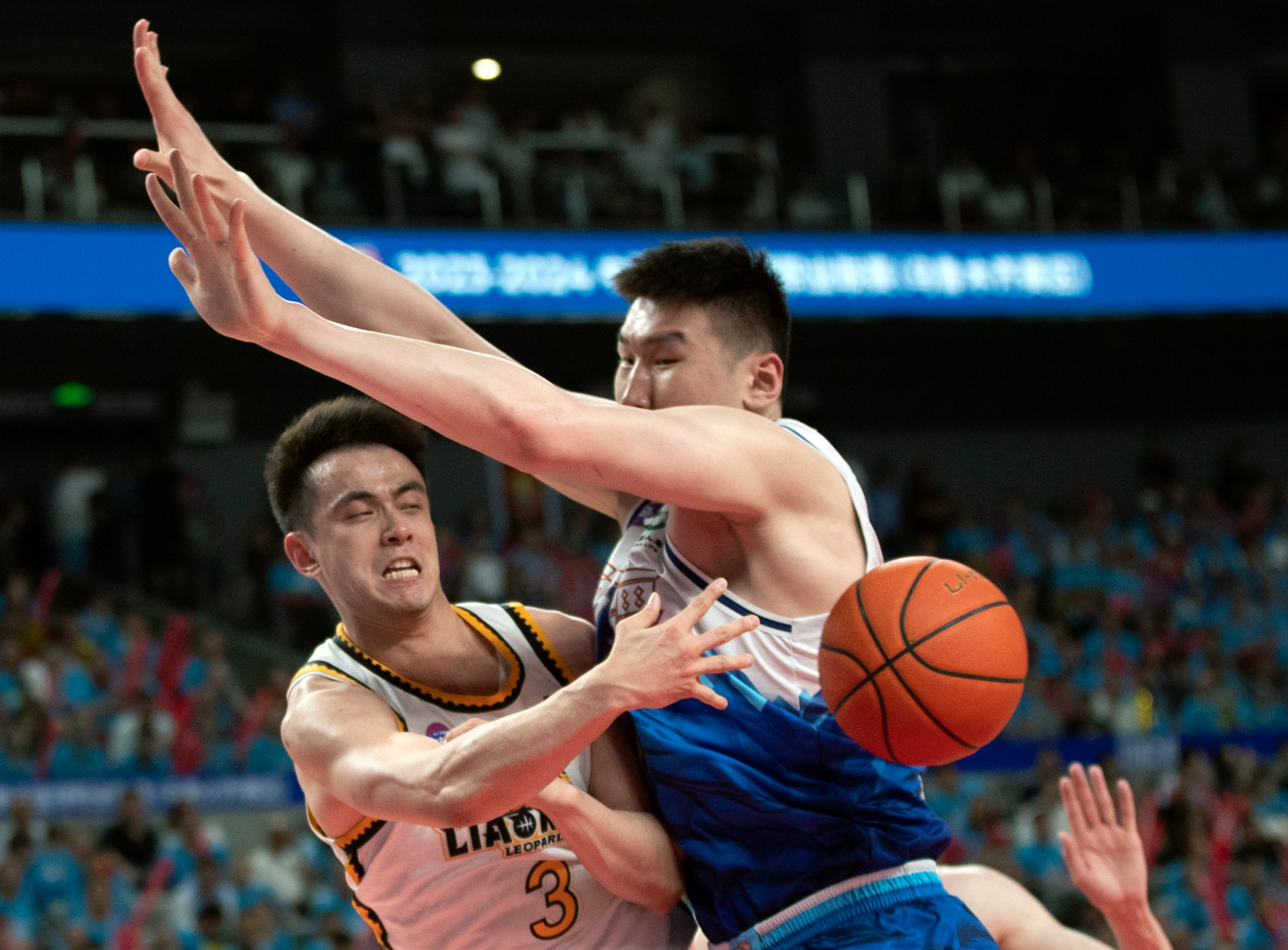 甘肃男篮在比赛中打出了出色的团队配合